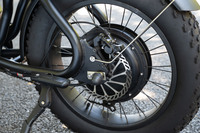 制動装置には、左右片方のブレーキレバーを握ると前後輪の両方にブレーキをかける「CBS（コンバインドブレーキシステム）」を採用。市販版の「S1-1000RS」のブレーキは、自転車用ではなくバイクベースのものに強化される予定だ。