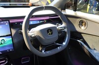 ドライバー前方のメーターパネルは横に細長い液晶画面。別途、ヘッドアップディスプレイが用意される。