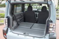 ヘッドレストを外せば後席はフラットに格納可能。内張りは汚れに強い樹脂製で、側壁に荷物をかけるフックを設けるなど、各所に実用性を高める工夫がなされている。