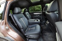 シートレイアウトに関しては、3列6人乗りと同7人乗りをグレードに応じて設定。「エクスクルーシブモード」と「エクスクルーシブスポーツ」のみ、2列目ベンチシートの7人乗りと同セパレートシート（写真）の6人乗りの両方が用意される。