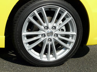 先代モデルより1インチアップされた、専用の17インチホイールと195/45R17タイヤが装着される。