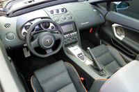 会場となったブルガリ銀座タワーの11階テラスへ、地上からクレーンで吊り下げて搬入した。