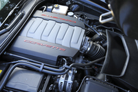 「LT1」と呼ばれる6.2リッターV8 OHVエンジン。「Z51」のものは最高出力が466ps、最大トルクが64.2kgmに高められている。
    