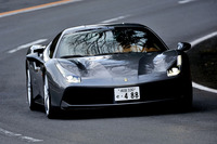 動力性能は0-100km/hが3.0秒で、0-400mが10.45秒。最高速は330km/h以上と発表されている。