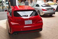 4ドアクーペ「CLA250 4MATIC」(写真奥）とのツーショット。リアまわりの形状は、ご覧のように異なる。