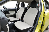 インテリアカラーは写真のツートンと黒一色の2種類が設定される予定。シート生地には「ワッフル調ニット」と呼ばれる、日本向け専用の柔らかな素材が用いられている。