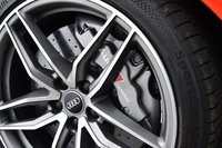 新型「R8」には「V10」にはオプションで、「V10プラス」には標準で、カーボンファイバー強化型セラミックブレーキが用意されている。