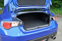 荷室は、一体可倒式の後席を倒すことで、スポーツ走行用のタイヤ4本が積載可能だ。