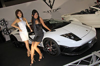 白いボディにカーボン製のエアロパーツを組み合わせ、モノトーンでキメた「VITT」の「ランボルギーニ・ガヤルド」。コンパニオンのドレスも当然モノトーン。