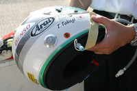 初めて見ましたこのヘルメット！　今年からインディカーシリーズで使われてるもので、名前は忘れちゃったけど、新しい安全システムが組み込まれた。
頭頂部にエアバッグ（のようなもの）が格納してあり、クラッシュ時、この管から圧縮空気かなんかで膨らませる。すると、ジェット機の緊急脱出よろしく、首や頭を痛めずヘルメットを脱がすことができるのだ。画期的！