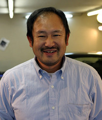 「クルマにとにかく関わりたい」と25歳の時から45歳の現在まで磨き一筋20年の加藤さん。た、頼みますよ〜。店は大田区http://www.ks-inc.co.jp/