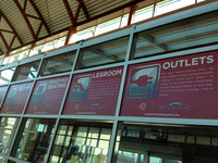 バスターミナルの中には、グレイハウンド長距離バスの装備を紹介するボードが。Wi-Fiに電源コンセントなど、ずいぶん快適になっているようだ。