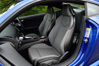 「TTSクーペ」のインテリア。アルカンターラ／レザーのコンビシートや、センターコンソールを飾るマットブラッシュトアルミニウムパネルなど、各所が同モデル専用に仕立てられている。