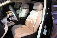 レザーシートにはショルダー部とボルスター部にクロスステッチが施されている。