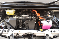 ハイブリッドユニットは、ハイブリッドカーの代名詞「プリウス」とも共通のもの。ただし、車重の重いミニバンでも良好なピックアップが得られるよう、低速域の出力特性が最適化されている。