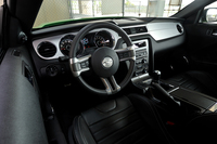 オーディオなどの快適装備はベース車に準拠。狭い後方視界を補うためか、ルームミラーにはバックモニター機能が内蔵されている。