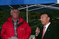 コンテストの参加車輌を講評するハインツ・フィッシャー社長（左）と輸入元クラスAの久家將司社長。
