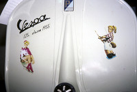 「ヴェスパ」に貼られた美人画ステッカー。