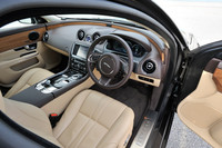 「XJ」の室内。試乗した「2.0ラグジュアリー」にはボンドグレインレザーが使用される。