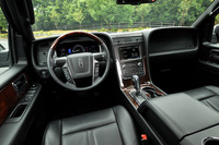 「リンカーン・ナビゲーター」のインテリア。2015年モデルでは、左右対称のダッシュボード形状は踏襲しつつ、各部の質感が大幅に高められている。