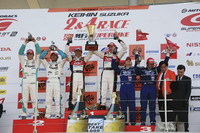 GT500クラス表彰式。写真左から、2位のNo.36 PETRONAS TOM'S SC430（脇阪寿一/A・ロッテラー）、優勝したNo.38 ZENT CERUMO SC430（立川祐路/R・ライアン）、そして3位のNo.12 IMPUL カルソニック GT-R（松田次生/S・フィリップ）。