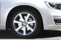 
    「V60 D4 SE」の17インチアルミホイール。テスト車には、ミシュランの「プライマシー3」が装着されていた。
    