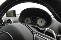 左がタコメーターで、右が300km/hまで刻まれたスピードメーター。タコメーターにはターボのブースト計が備わる。