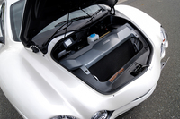 FRP（繊維強化プラスチック）製のボンネットの下には、大型のラジエター。その両サイドに、もなか状の「クラッシュボックス」（衝撃緩衝材）が置かれる。外装は、鉄製のドアを除き、すべてFRPでできている。