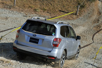 下り坂を常に一定の車速で下ることができる「ヒルディセントコントロール」を搭載。20km/hまでの速度で任意に設定できる。