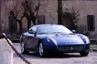 スカリエッティは、エアロダイナミクスにも留意して開発された。後部底面にディフューザーを備え、ボディ下面を流れるエアは、デフ前のギアボックス用オイルクーラーを冷やしつつリアへ抜け、ダウンフォースを稼ぐ。CD値は、0.335。