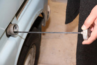 燃料計も残量警告灯もなしで、どうやって燃料の残量を知るかといえば、燃料キャップにオイルレベルゲージのようなゲージが付いているのだ。燃料タンク容量は20リッター。ちなみにこれら2台は「スバルマチック」と呼ばれる分離給油機構を備えているが、1964年7月以前のモデルは混合給油（あらかじめ2ストローク用エンジンオイルを混ぜたガソリンを給油する）だった。混合比率はガソリン対オイルが20：1前後で、当時はGSで混合ガソリンが販売されていた。