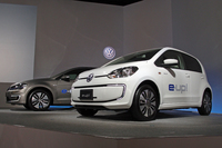 フォルクスワーゲンのEV「e-up!」（手前）と「e-ゴルフ」（奥）。