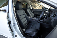 シートについては、クッションを高振動吸収ウレタンとしたほか、前席にはサスペンションマットを採用。フィット感とホールド性が向上した。
    