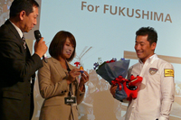 福島の飛行場「ふくしまスカイパーク」を拠点に活動する室屋選手に、地元の福島県観光物産交流協会からプレゼントが。レッドブルならぬ「あかべこ」と、世界に1つというレッドブル模様のおきあがりこぶしが贈られた。
    