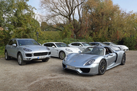 現在ポルシェがラインナップする、PHV3モデル。写真左は今回のテスト車「カイエンS E-ハイブリッド」で、右手前がスーパースポーツ「918スパイダー」。その奥に並ぶのが、4ドアサルーン「パナメーラS E-ハイブリッド」である。
    