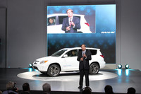 トヨタは、EV専業ベンチャーのテスラと「RAV4 EV」を共同開発し出展した。