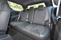 シートはアルカンターラ／テップレザー／ファブリックの混成。