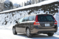 日本には2007年末に導入が始まった、現行型の「ボルボV70」。現在、パワートレインの異なる3モデルがラインナップされる。
    