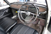 「スバル1000」のインテリア。細身のステアリングホイールと横長の速度計のデザインに、時代を感じる。