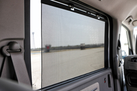 エントリーグレード以外の2列目スライドドア両側には、収納式のサンシェードが備わる。