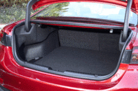 「アテンザ」のトランクルームは、容量474リッター。左右分割式の後席を倒すことで長尺物の積載も可能となる。（写真をクリックすると、荷室のアレンジが見られます）