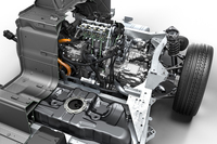 ミドに積まれるパワーユニット。写真はカットモデルで、キャビン側から後方に向かって見たところ。
    