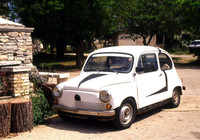 ほのぼのモディファイが施された白い「ザスタバ750」。クロアチアで。