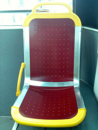 そのプラスチックシート。ボツボツがあるものの、お尻の滑り止め。ツボ押し効果はない。