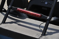 リアに装備されるハイマウントストップランプ。車体部分では高さが足りないので、ロールバーに装着されている。