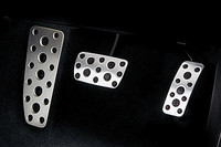 こちらも「2.5i EyeSight B-SPORT Gパッケージ」の装備。アルミパッド付きスポーツペダル。