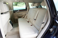 分割可倒式のリアシートは、前後160mmのスライドと3段階のリクライニングができる。