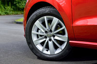 装着されるタイヤは185/60R15。「アップグレードパッケージ」ではアルミホイールが組み合わされる。