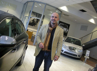 セールスマンのアンドレアと、かつてあった彼の個室（写真奥）。2011年撮影。