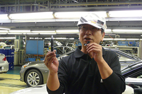 「Q50」のクオリティーの高さと、従業員の取り組みについて説明するスタッフ。「Q50の組み付けで許される誤差は0.5mm以内。このシャープペンシルの芯の太さと一緒です」
    